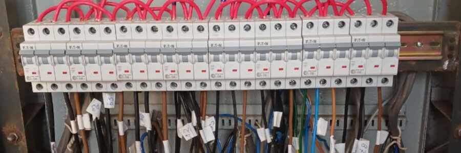Демонтаж старих запобіжників і їх заміна в щитовій дитячого садочка